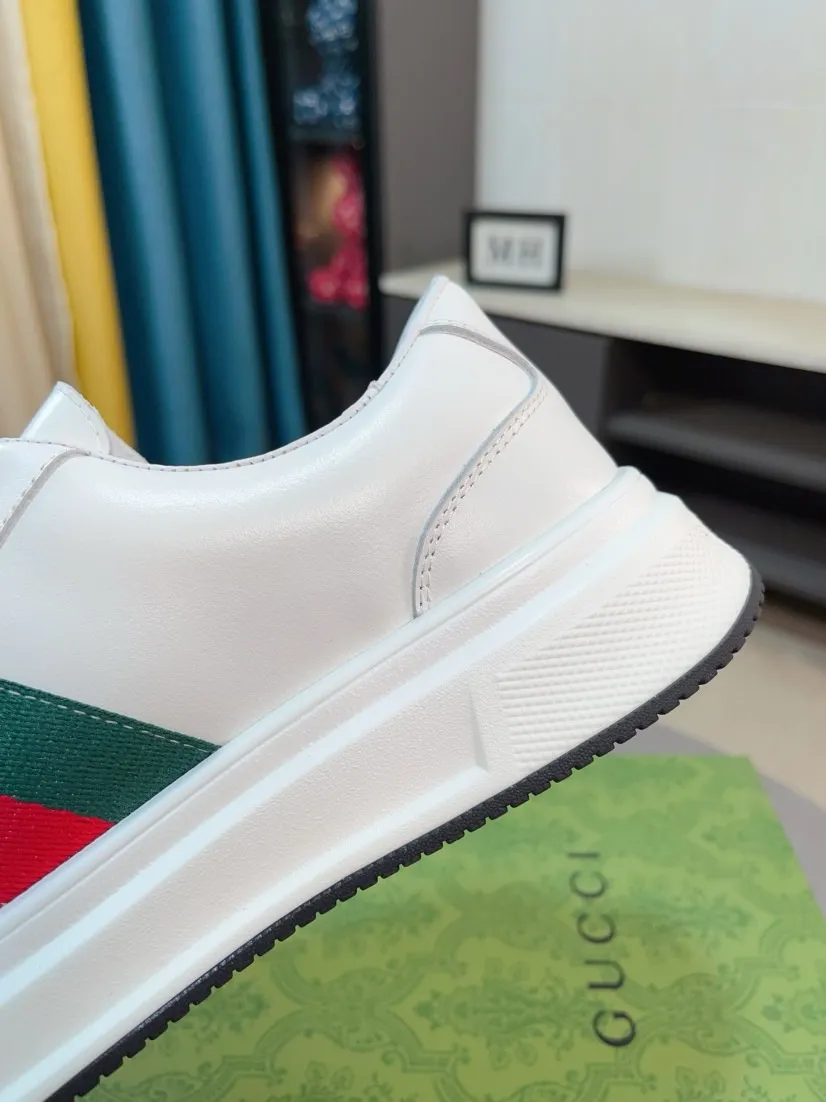 Factory price 420🌹🌹GUCCI [Gucci] New high-end brand of men's shoes, the latest fashionable casual men's shoes, trendy and versatile, relaxed and sporty style, uppers imported from Italy, first-layer cowhide, genuine leather lining and ultra-fine workmanship. Original personalized fashionable rubber wear-resistant outsole, light and comfortable on the foot, size 38-44